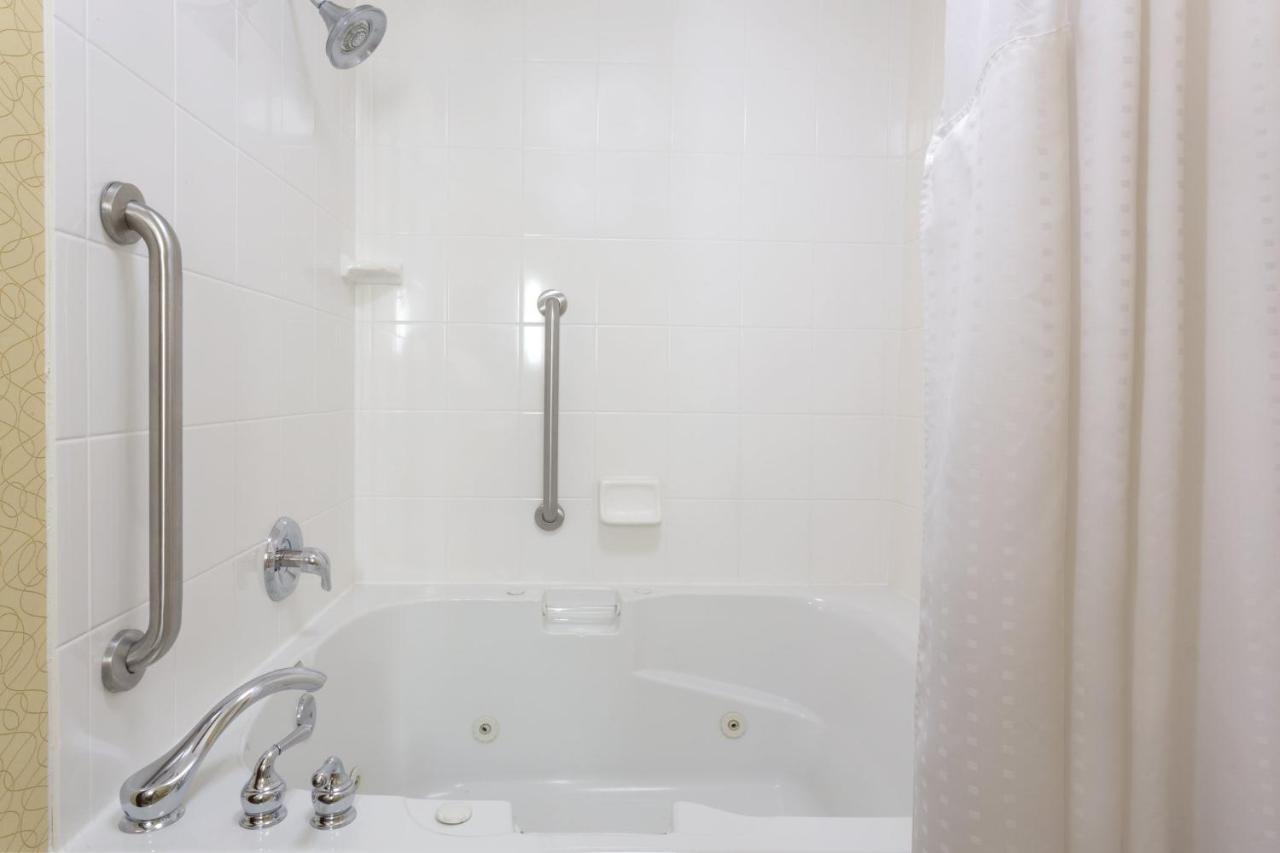 Holiday Inn Express Tower Center New Brunswick By Ihg East Brunswick Extérieur photo