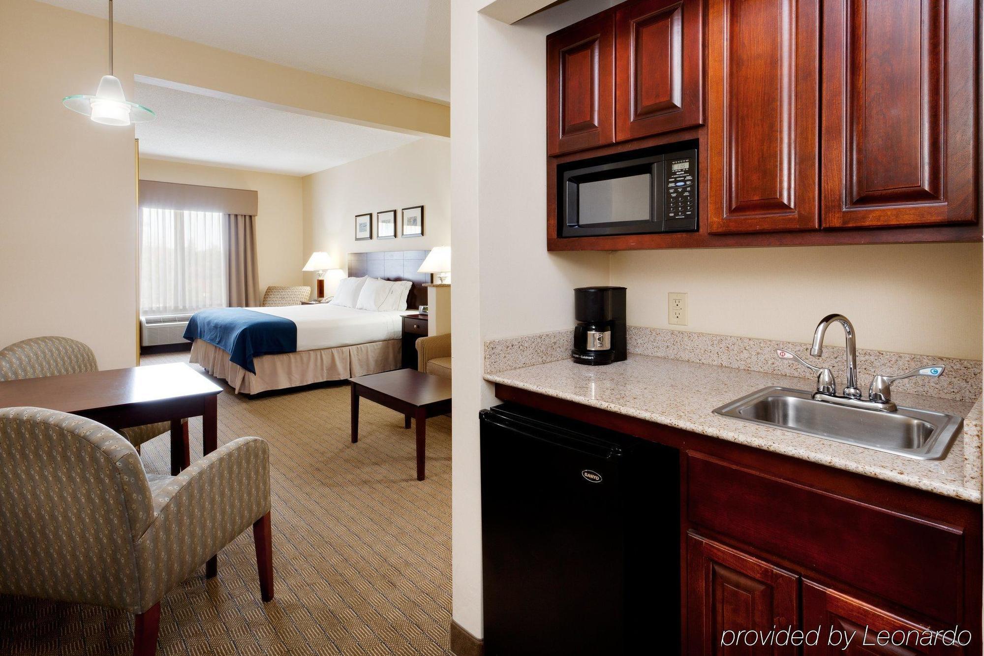 Holiday Inn Express Tower Center New Brunswick By Ihg East Brunswick Extérieur photo