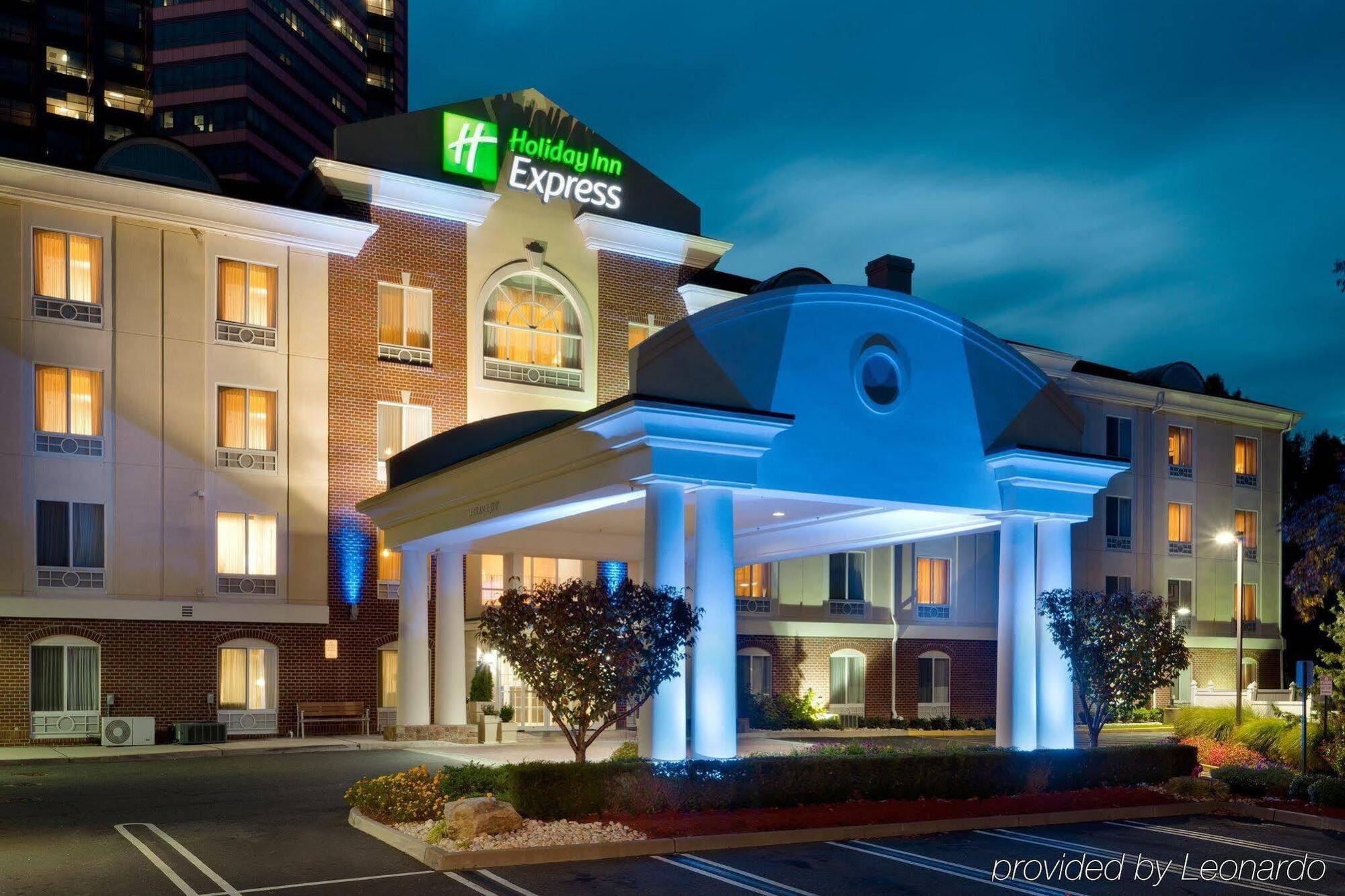 Holiday Inn Express Tower Center New Brunswick By Ihg East Brunswick Extérieur photo